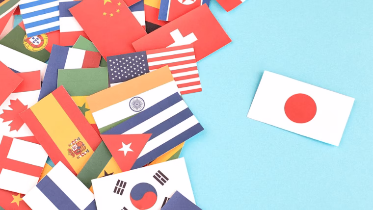 さまざまな国の国旗の中で、右側に1枚だけ離れて置かれた日本の国旗